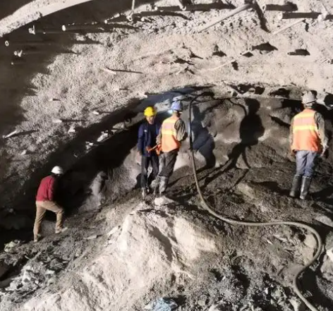 东港拱顶带模注浆料的施工流程及注意事项